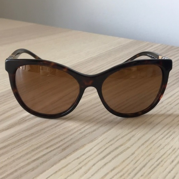 Lightly used Burberry Tortoise frame sunnies - Picture 3 of 6
